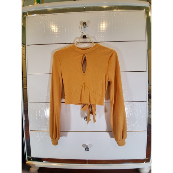 Cropped Keyhole Top - Picture 4 of 8